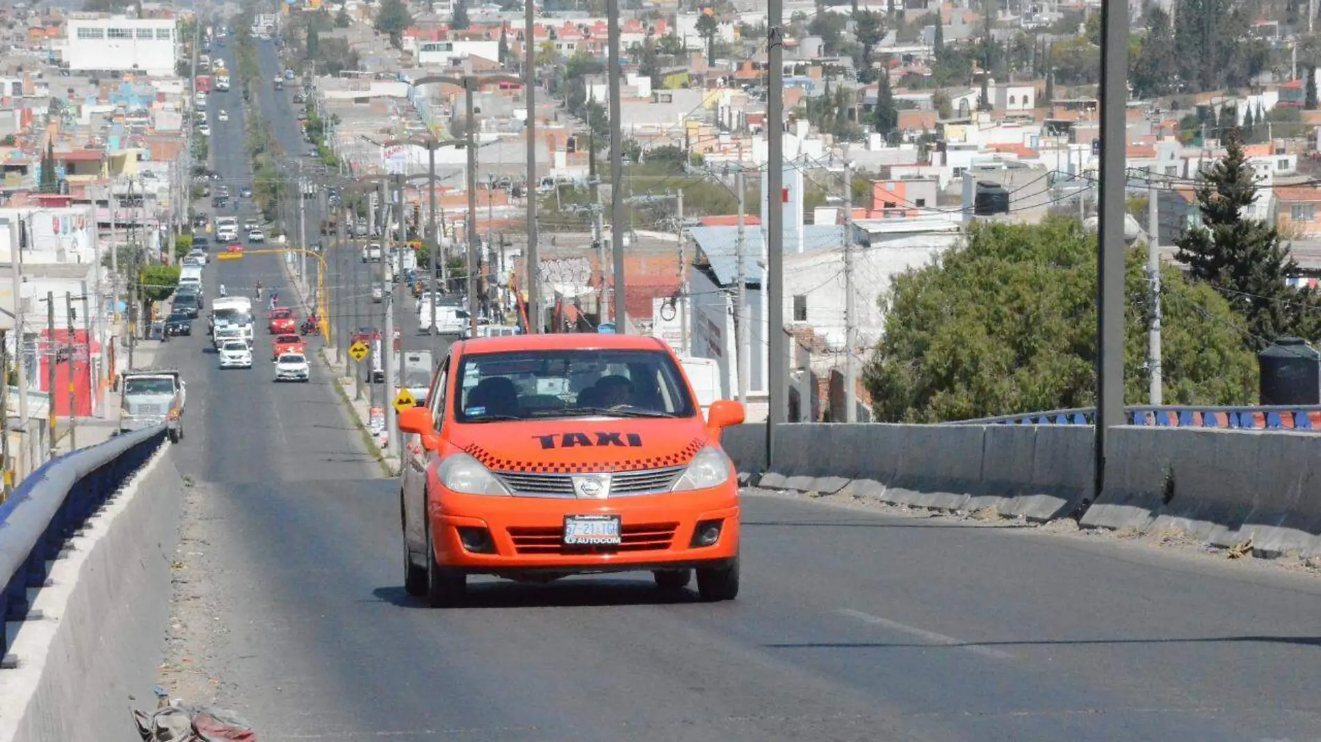 Por falta de gente en v_a p_blica el n_mero de servicios de taxis descendi_ un 50 por ciento.